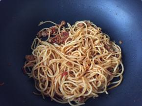 倒入之前煮好的意面翻炒匀