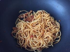倒入之前煮好的意面翻炒匀