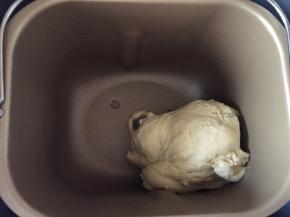 正常的揉面程序，先液体后粉类，上面挖洞放酵母（黄油除外）揉匀