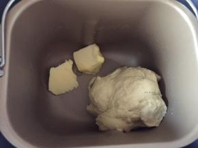 加入软化的黄油（黄油要软化不是融化）