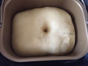 面团进行发酵，发酵到2倍大（手指戳进去一个洞不反弹）