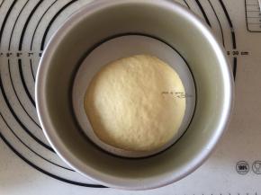 揉圆放入6寸模具中（模具是刷了油的）