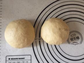 取出揉匀排气分两个面团，盖保鲜膜静置松弛15分钟