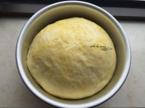 放入烤箱二次发酵（烤箱底部一盆热水）发酵到2倍大，表面刷蛋液