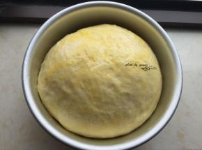 放入烤箱二次发酵（烤箱底部一盆热水）发酵到2倍大，表面刷蛋液