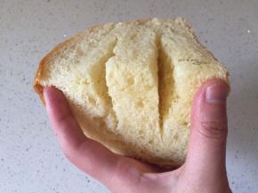 十字刀切四瓣，中间割两下，抹沙拉酱，夹肉松