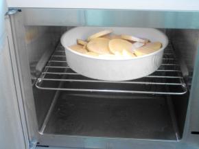 红薯去皮切块放蒸炉里蒸10分钟至熟