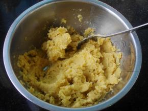 蒸熟的红薯趁热压成红薯泥