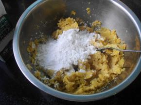 加入糖、糯米粉和牛奶