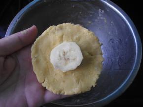 用一小团红薯泥揉成圆饼，把香蕉块放里面