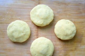 封好口压扁一点做成这样的红薯饼