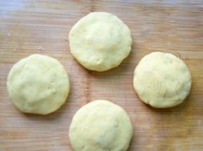 封好口压扁一点做成这样的红薯饼