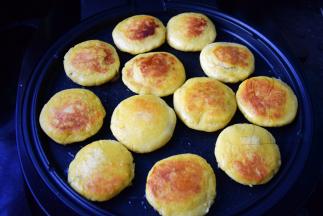 电饼铛预热，刷一层油，选择馅饼键，把红薯饼煎至两面金黄鼓起来就可以了。