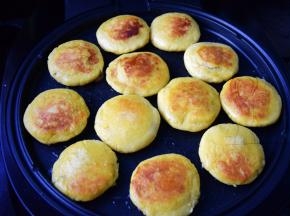 电饼铛预热，刷一层油，选择馅饼键，把红薯饼煎至两面金黄鼓起来就可以了。
