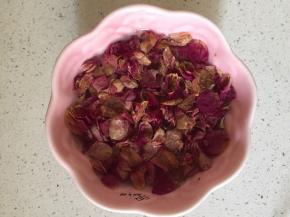 玫瑰花浸泡一下