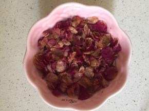 玫瑰花浸泡一下