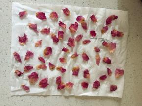 把玫瑰花挑出好一些的花瓣