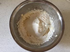黄油中筛入低粉