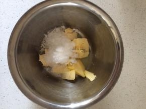 加入糖粉打发到体积膨大颜色发白