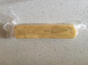 借助保鲜膜整形，放入冰箱冷冻半小时