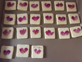 码入烤盘，上面粘上玫瑰花瓣（稍微沾点水）