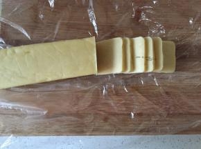 取出冻好的面团，切片