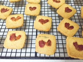 烤箱预热165度，15分钟左右，注意看颜色哦