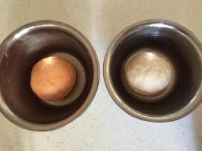 用胡萝卜汁和凉水分别和面，揉匀后发酵到2倍大