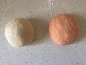 揉匀排气，可以扑点粉揉面，揉好静置十分钟