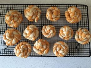 出锅稍微放一会，开吃了，插上筷子就像一根根棒棒糖啦