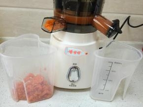 用原汁机榨汁