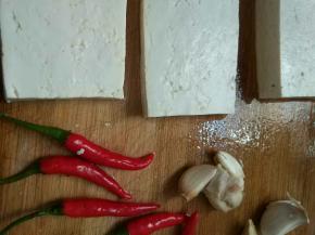 先将豆腐切成1cm厚的块，生姜大蒜辣椒切末