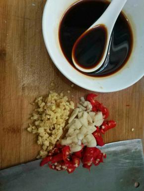 调汁，3汤勺生抽1汤勺糖半勺鸡精一点盐，两汤勺水，一点醋。搅拌均匀让糖化了