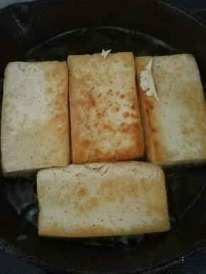 平底锅煎豆腐，两面煎至图中这样子就好了