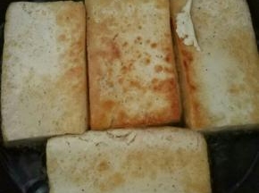 平底锅煎豆腐，两面煎至图中这样子就好了