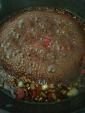 熬汁，锅里倒油依次加入大蒜生姜辣椒煸炒再倒入调好的汁煮沸