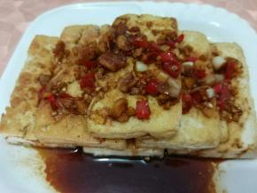 最后将豆腐摆盘把熬好的汁浇在豆腐上就好了