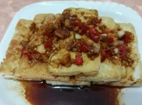 最后将豆腐摆盘把熬好的汁浇在豆腐上就好了