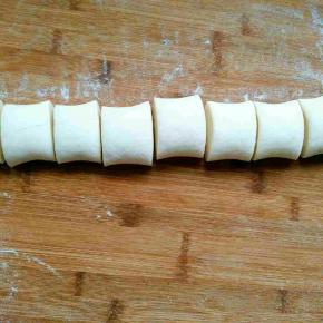 切开分成50克左右的小剂子