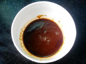 沙茶酱、酱油、盐和白糖都放小碗里调匀待用