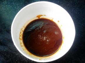 沙茶酱、酱油、盐和白糖都放小碗里调匀待用