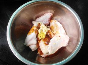 将调味汁倒入鸡翅中，加入切末的蒜末姜末