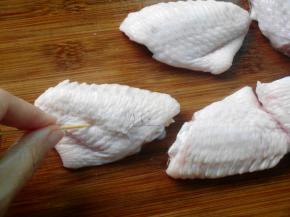 鸡翅清洗干净，用牙签扎一扎便于入味