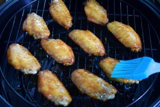 烤了15分钟后，把腌制的料汁刷一遍