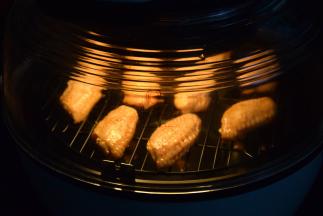 腌制好的鸡翅摆放在空气炸锅的烤网上，设置180度20分钟