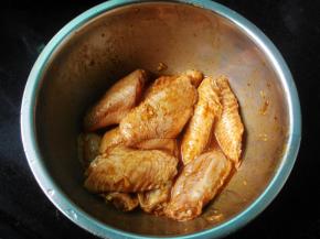 把鸡翅和料汁抓匀，加盖保鲜膜冷藏腌制几个小时