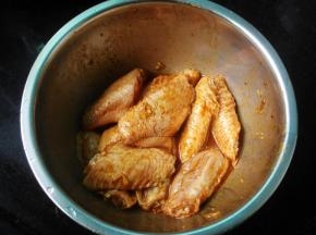 把鸡翅和料汁抓匀，加盖保鲜膜冷藏腌制几个小时