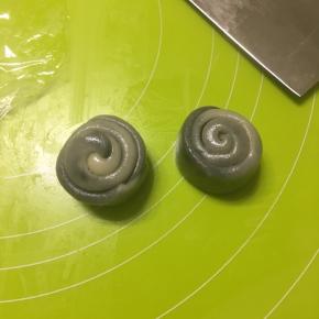 取一个面卷，用锋利的刀从中间切开，切面朝下