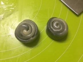 取一个面卷，用锋利的刀从中间切开，切面朝下
