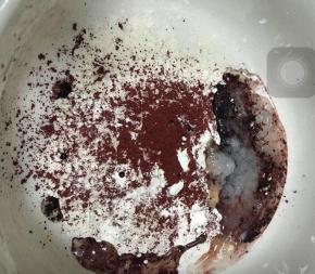 油酥的制作：低筋面粉平均分为4份，每一份中加入不同的天然色粉，猪油也平均分为四份，每一份加入猪油，搅拌后轻揉几下成团即可